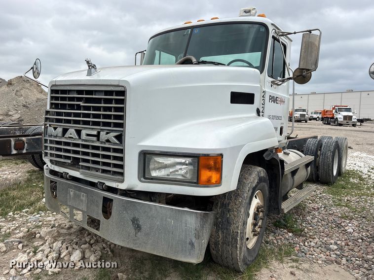 2001 Mack CH613 truck cab and chassis - ES8752