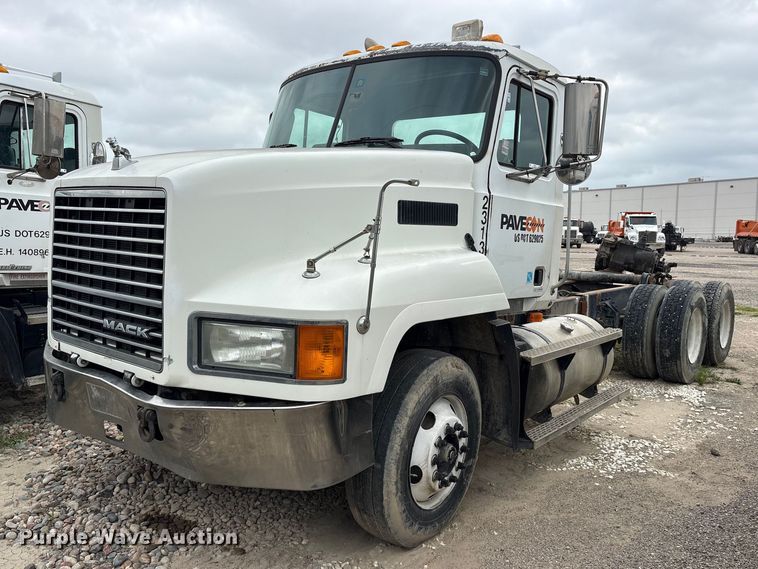2000 Mack CH613 truck cab and chassis - ES8753