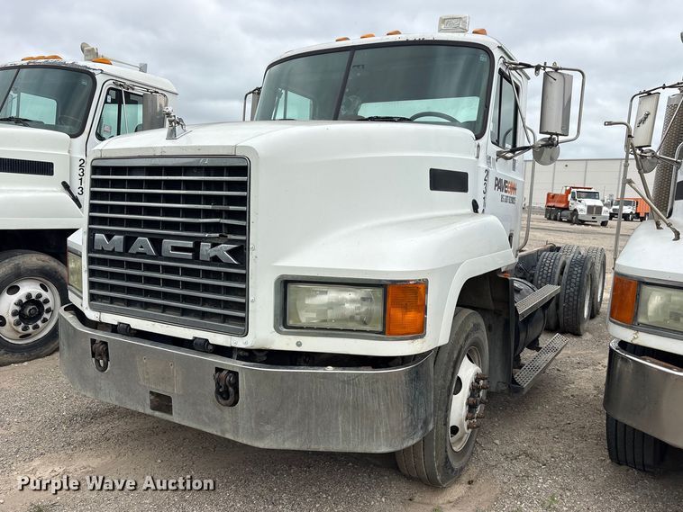 2001 Mack CH613 truck cab and chassis - ES8754