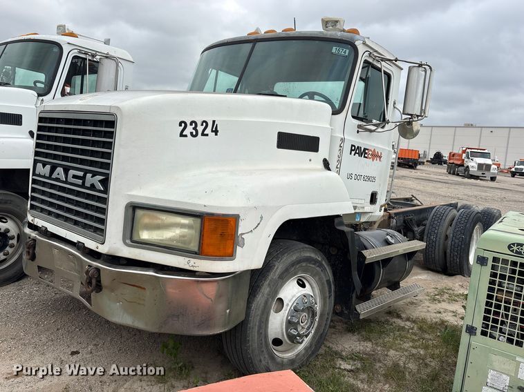 2001 Mack CH613 truck cab and chassis - ES8755