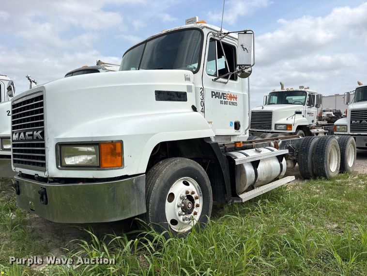 2000 Mack CH613 truck cab and chassis - ES8756