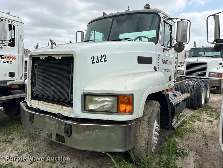 2001 Mack CH613 truck cab and chassis - ES8757
