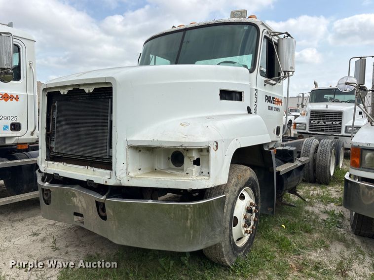 2001 Mack CH613 truck cab and chassis - ES8758