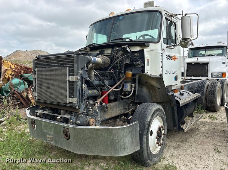 2000 Mack CH613 truck cab and chassis - ES8759