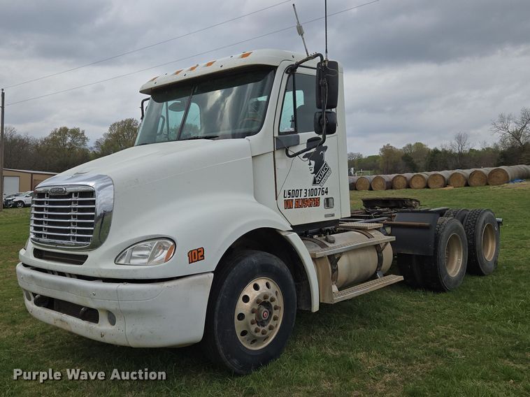 2005 Freightliner Columbia semi truck - ET5223