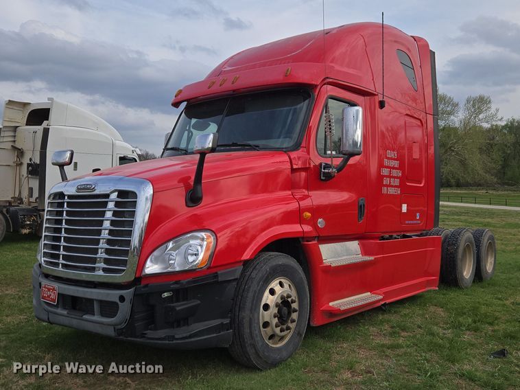 2013 Freightliner Cascadia semi truck - ET5224