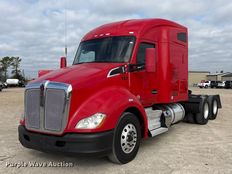 2020 Kenworth T680 semi truck - EU0454