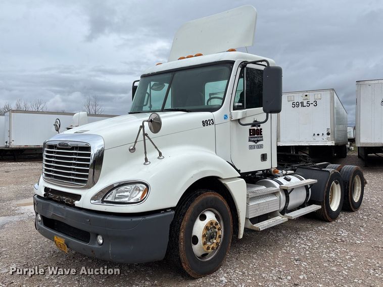 2009 Freightliner Columbia 120 semi truck - FB3216