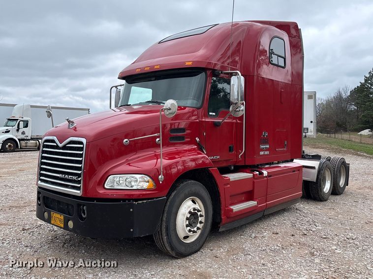 2017 Mack CXU613 semi truck - FB3220