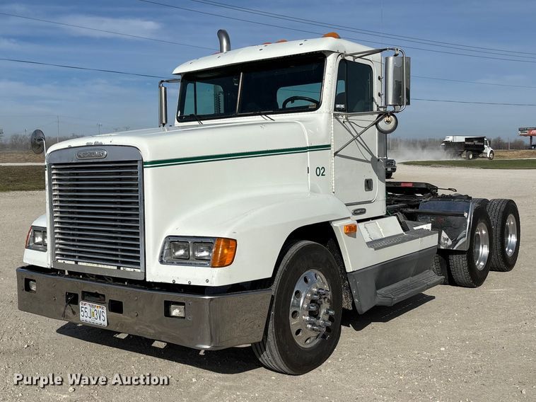 1999 Freightliner FLD120 semi truck - FB3260