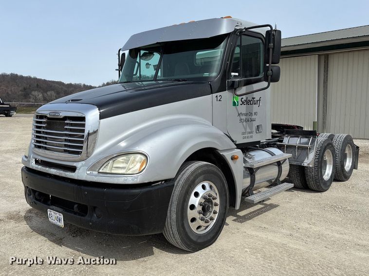 2005 Freightliner CL120 semi truck - FB3261
