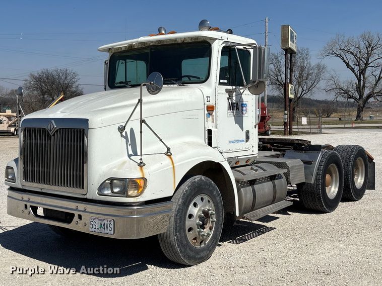 1998 International 9200 semi truck - FB3299