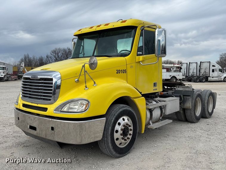 2010 Freightliner Columbia 120 semi truck - FB3305