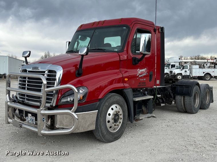 2018 Freightliner Cascadia 125 semi truck - FB3306