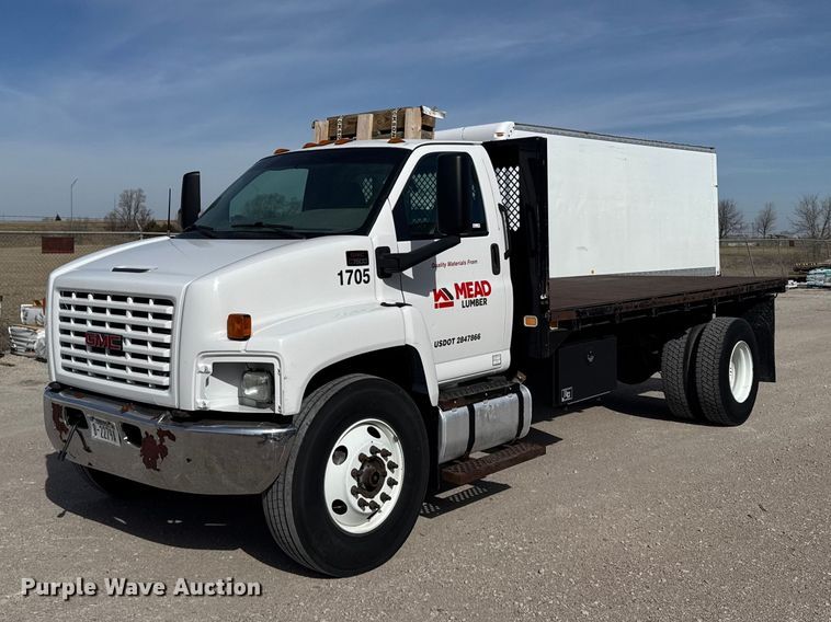 2006 GMC C7500 flatbed truck - FB7145