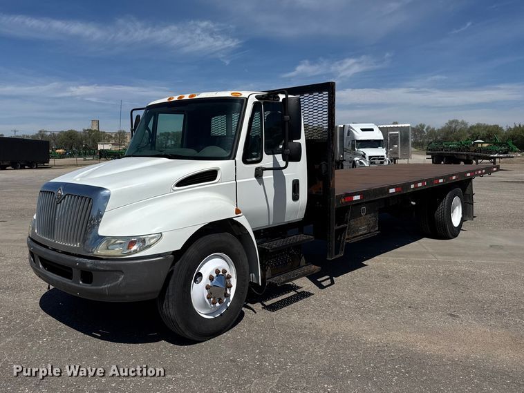 2005 International 4300 flatbed truck - FB7173