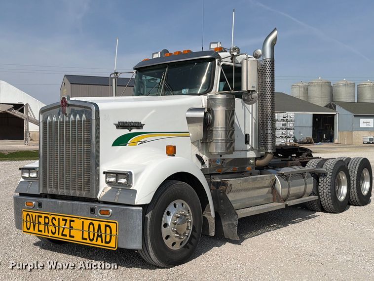 2010 Kenworth W900 semi truck - FB8033