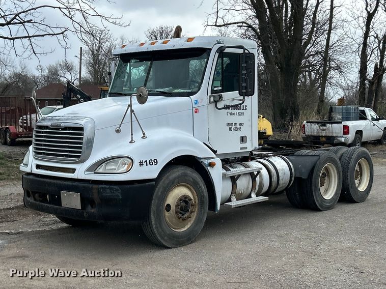 2006 Freightliner Columbia semi truck - FC5204