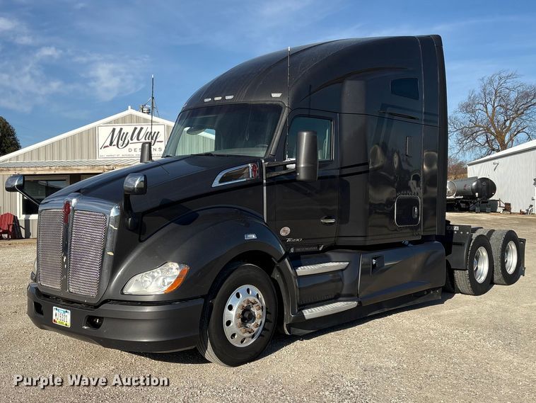 2019 Kenworth T680 semi truck - FG2774