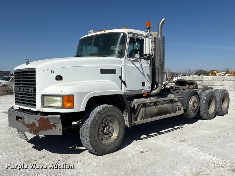 2001 Mack CL700 semi truck - FG2811