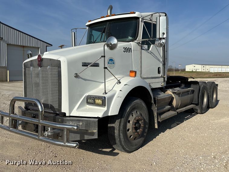 2014 Kenworth T800 semi truck - FH7031