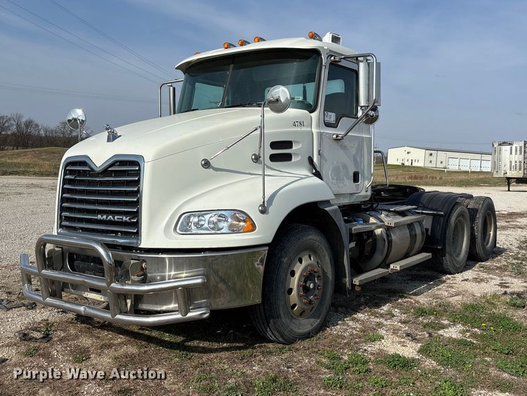 2016 Mack CXU613 semi truck - FH7032