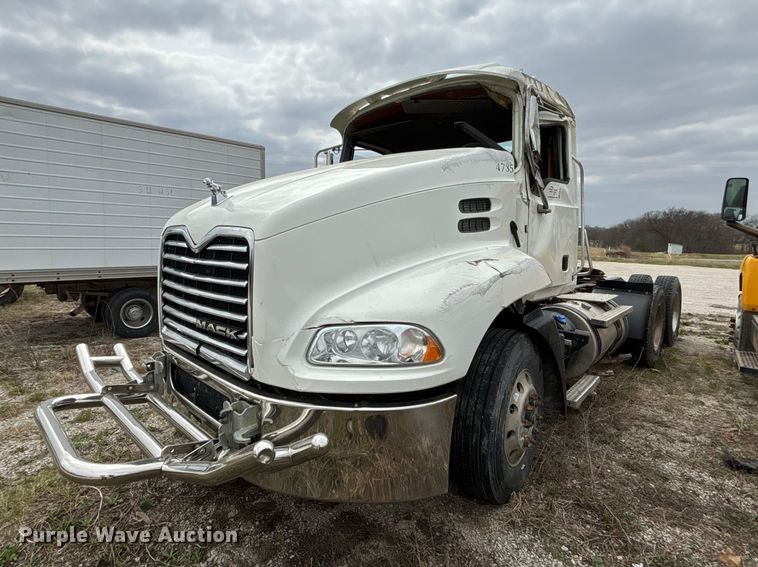 2016 Mack CXU613 semi truck - FH7033