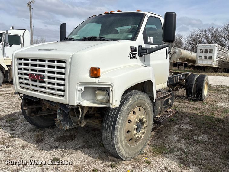 2005 GMC C7500 truck cab and chassis - FH7035