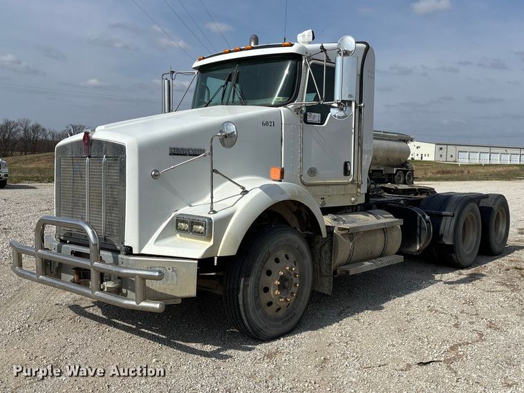 2020 Kenworth T8 Series semi truck - FH7037