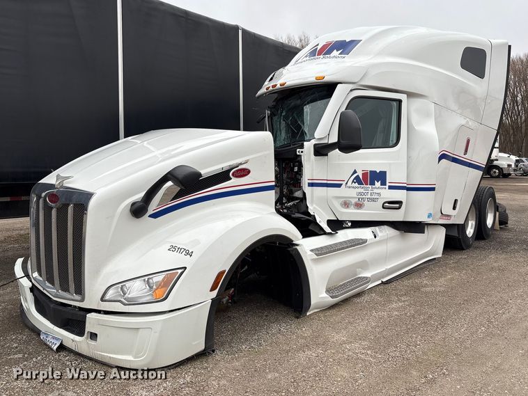 2025 Peterbilt 579 semi truck - FK1271
