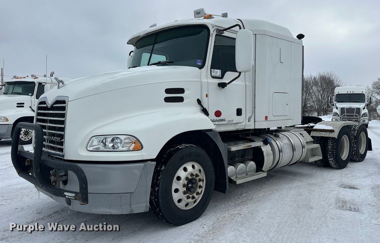 2015 Mack CXU613 semi truck - FK1556