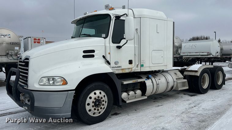 2015 Mack CXU613 semi truck - FK1561