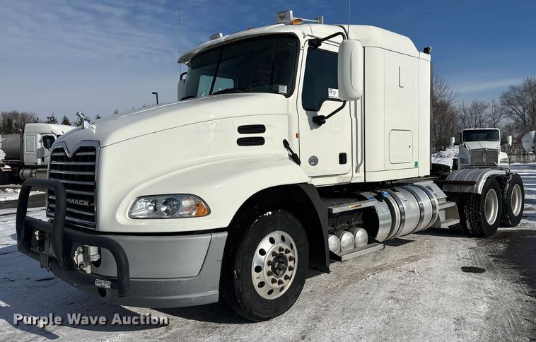 2015 Mack CXU613 semi truck - FK1564