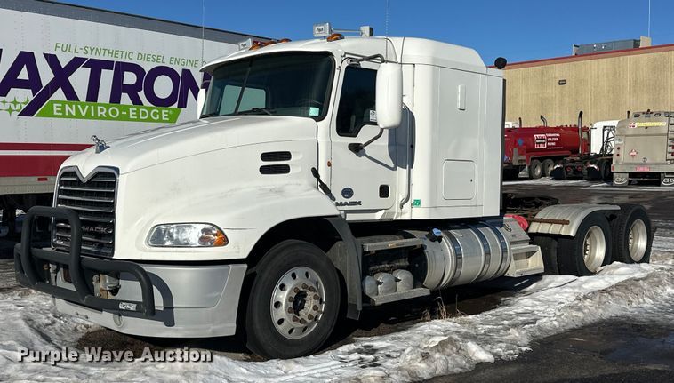 2015 Mack CXU613 semi truck - FK1575
