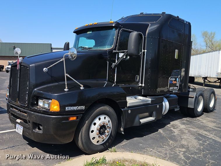 2005 Kenworth T600 semi truck - FN5592