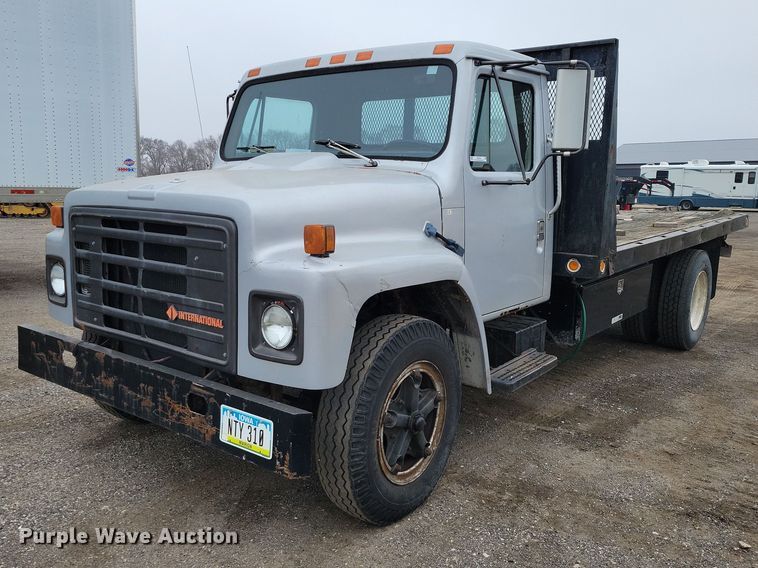 1984 International  1654 flatbed truck - NK9846