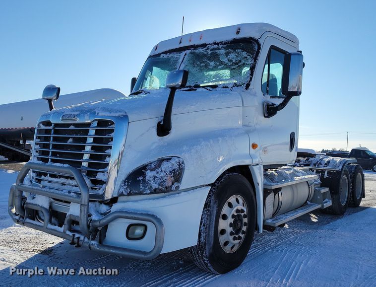 2014 Freightliner Cascadia semi truck - NO9927