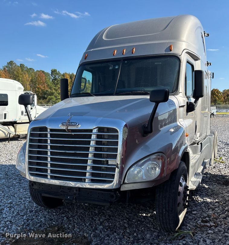 2017 Freightliner Cascadia semi truck - YA1182