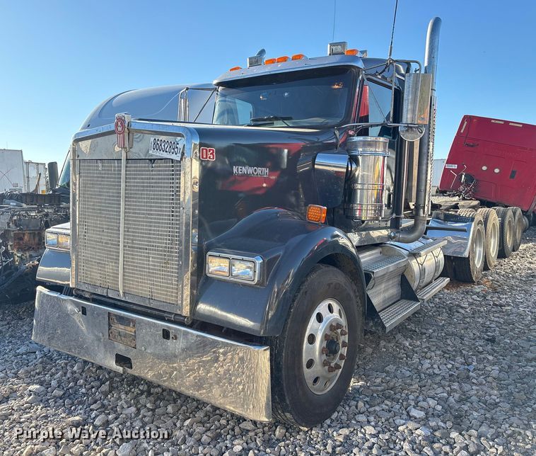 2018 Kenworth W900 semi truck - YA1449