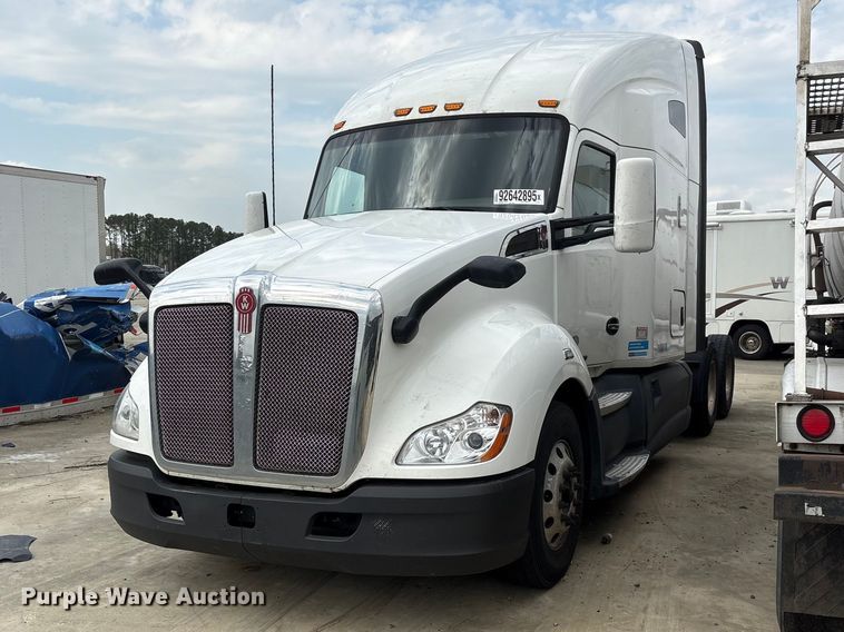 2017 Kenworth T680 semi truck - YA1541