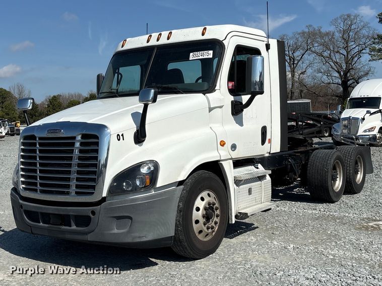 2019 Freightliner Cascadia semi truck - YA1719