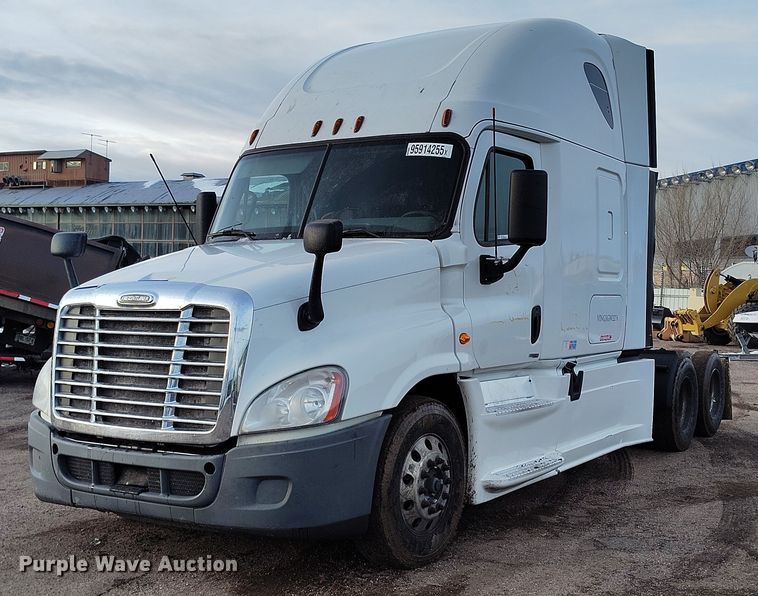 2016 Freightliner Cascadia semi truck - YA1745