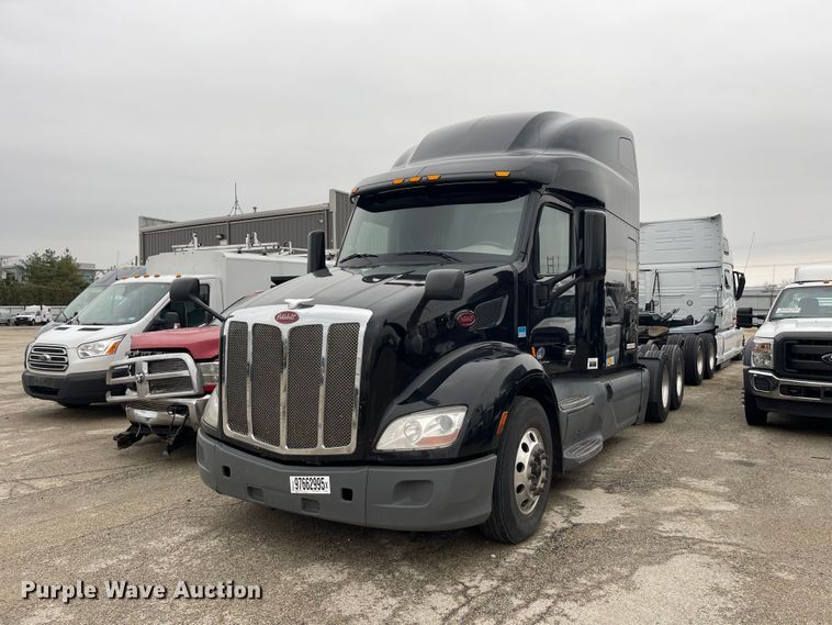 2019 Peterbilt 579 semi truck - YA1814