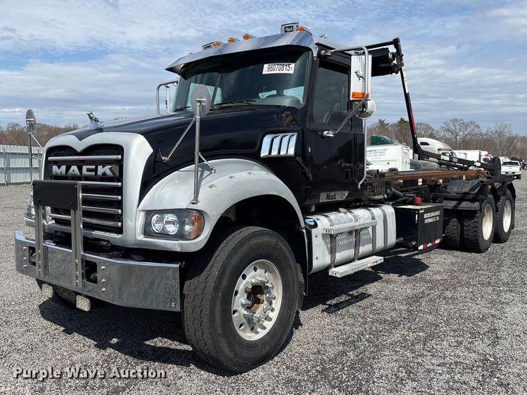 2018 Mack GU713 roll-off container truck - YA1851