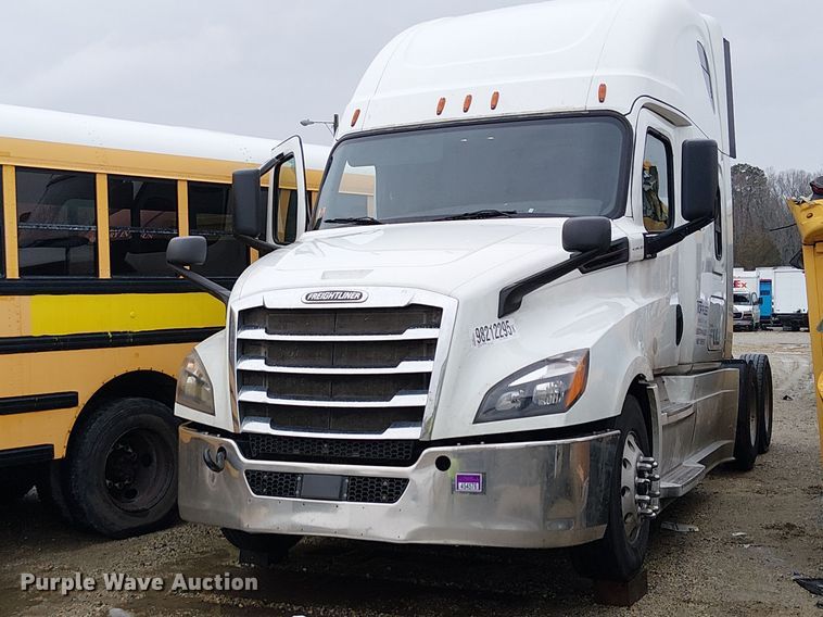 2019 Freightliner Cascadia semi truck - YA1859