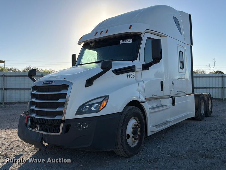 2020 Freightliner Cascadia semi truck - YA1860