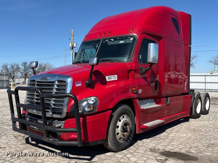 2018 Freightliner Cascadia semi truck - YA1888