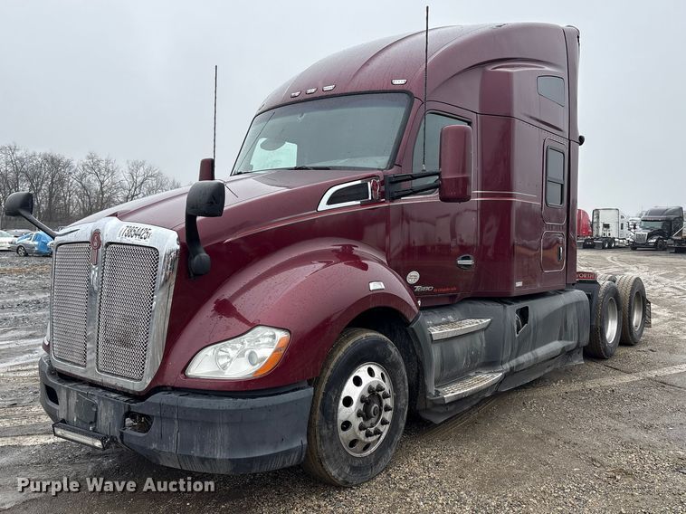 2019 Kenworth T680 semi truck - YA2081