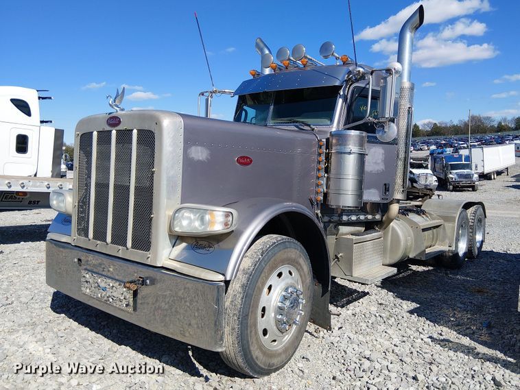 2013 Peterbilt 389 semi truck - YA2143