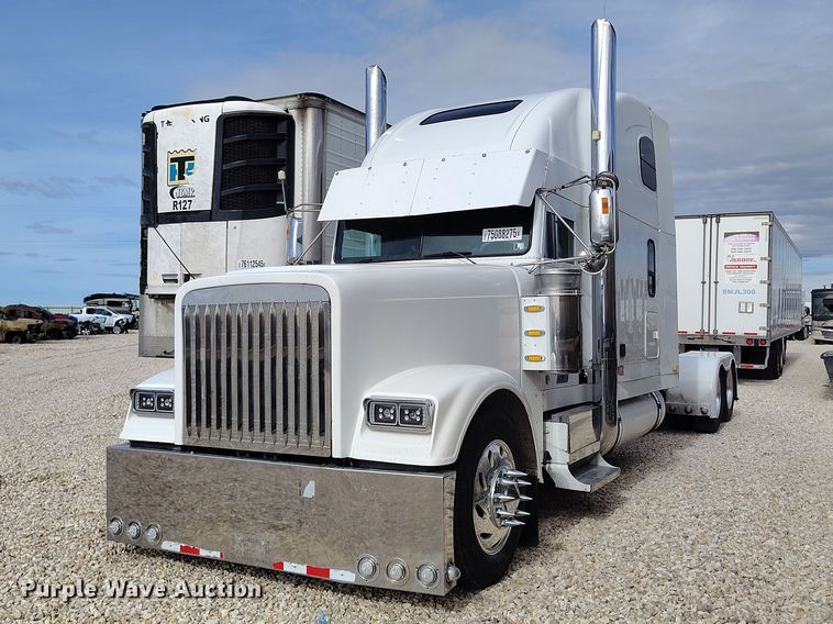 2005 Freightliner FLD semi truck - YA2158